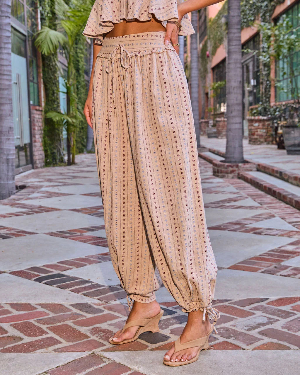 Shoreline Chic Tapered Relaxed Floral Print Pant