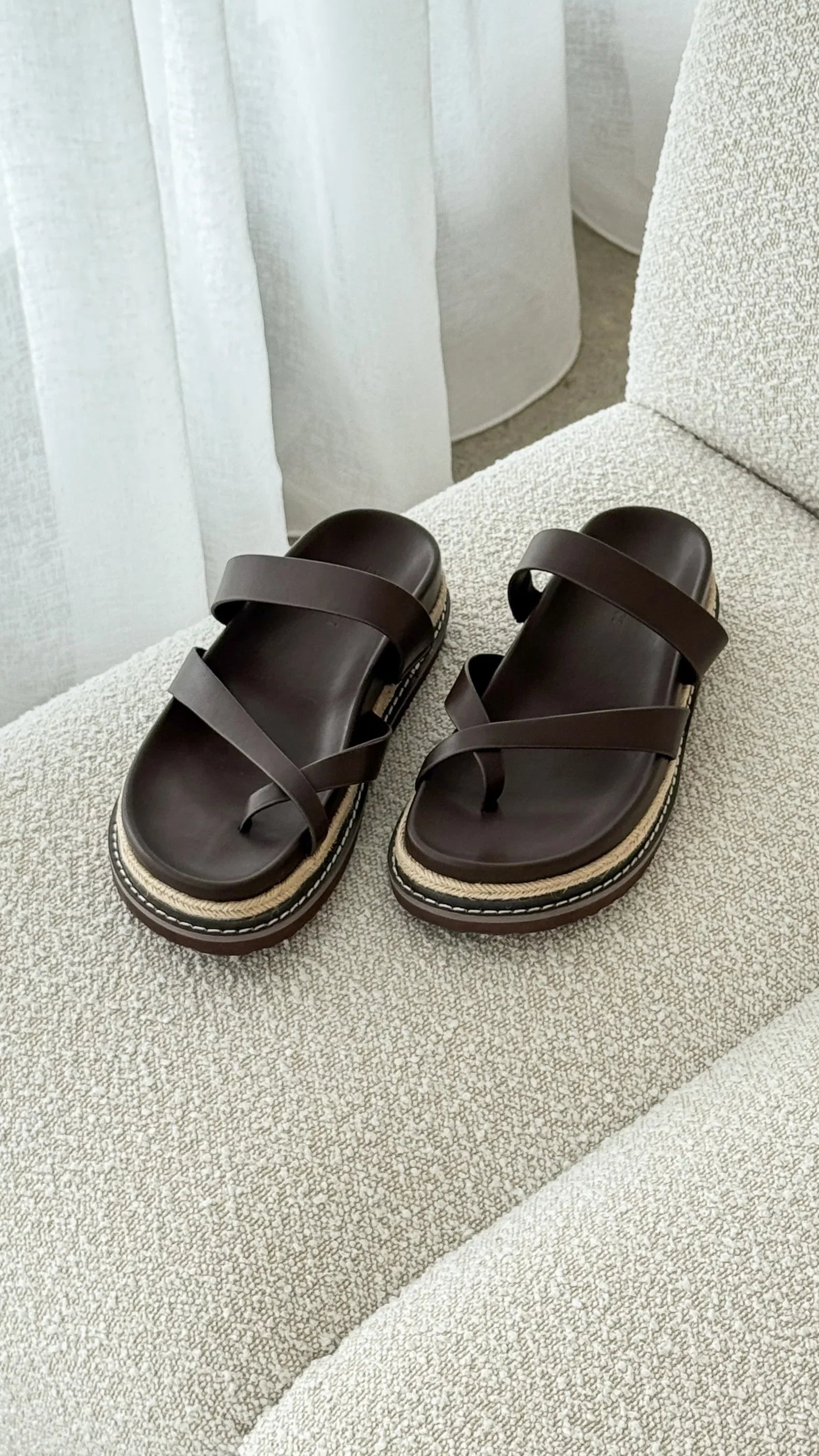 Amia Slide Chocolate