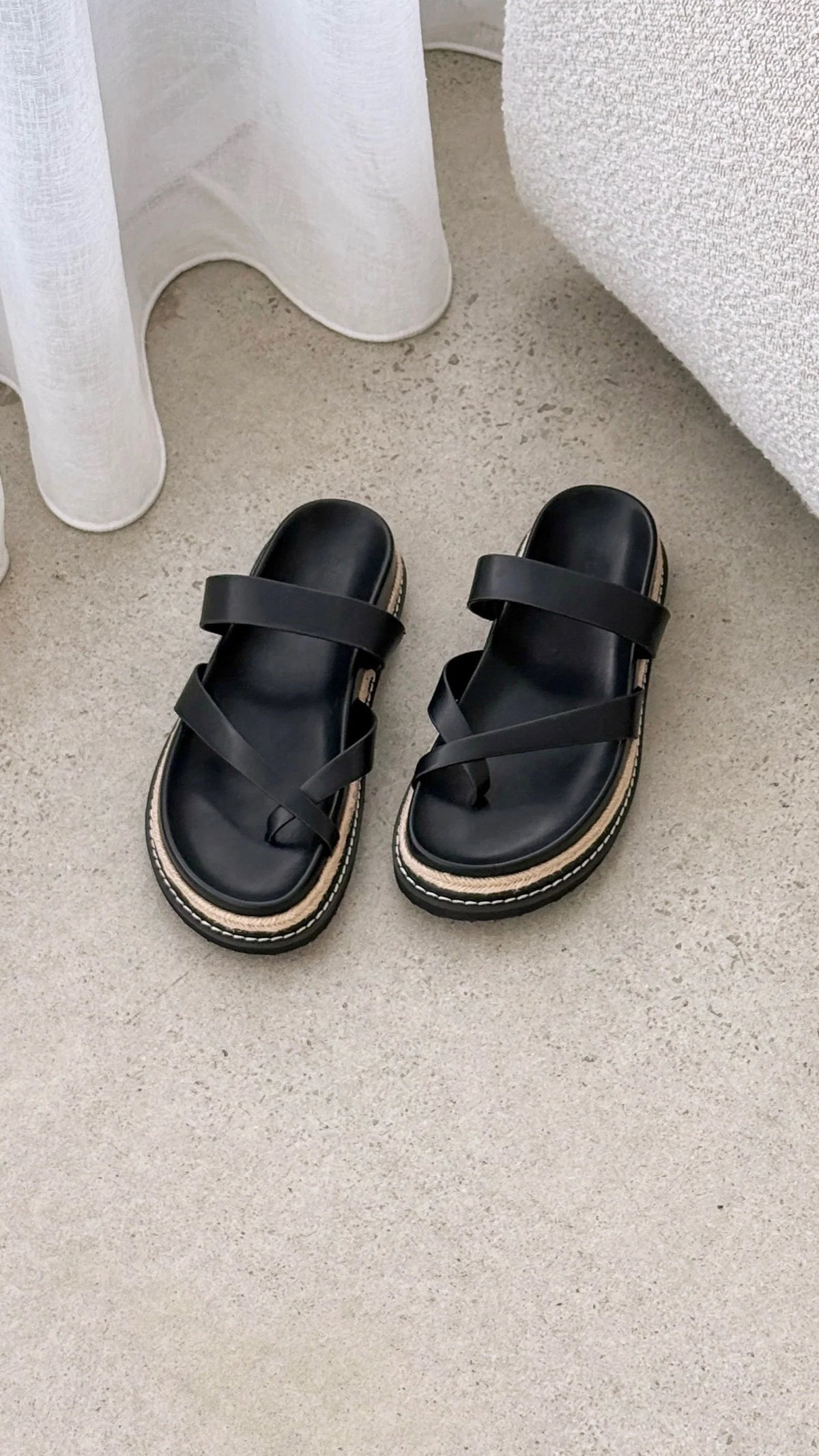 Amia Slide Black
