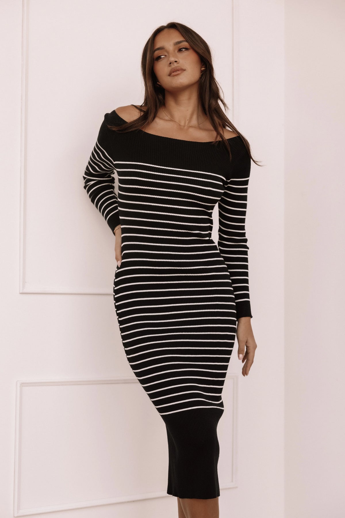 Baxtor Off the Shoulder Midi Dress White Black