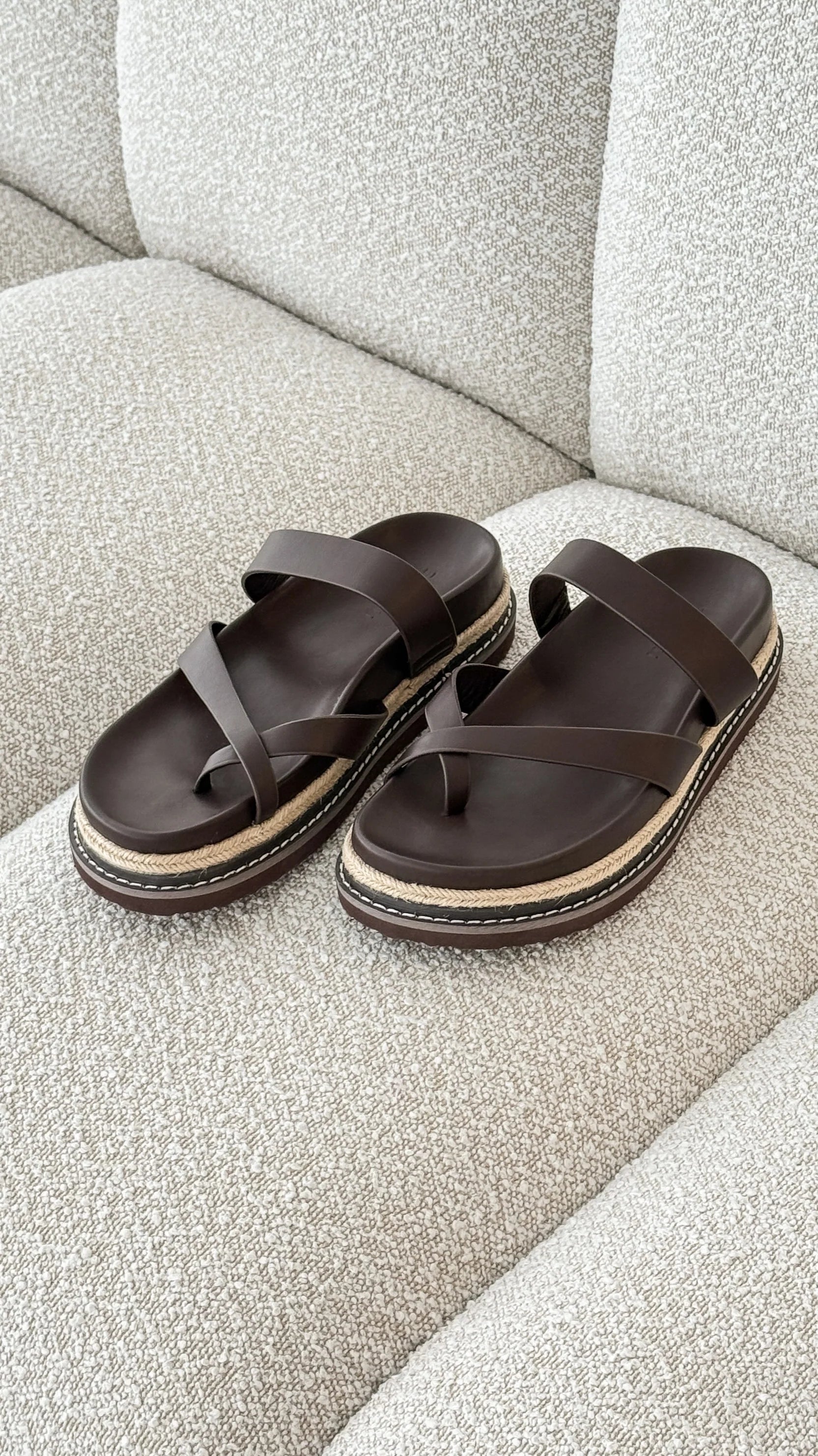 Amia Slide Chocolate