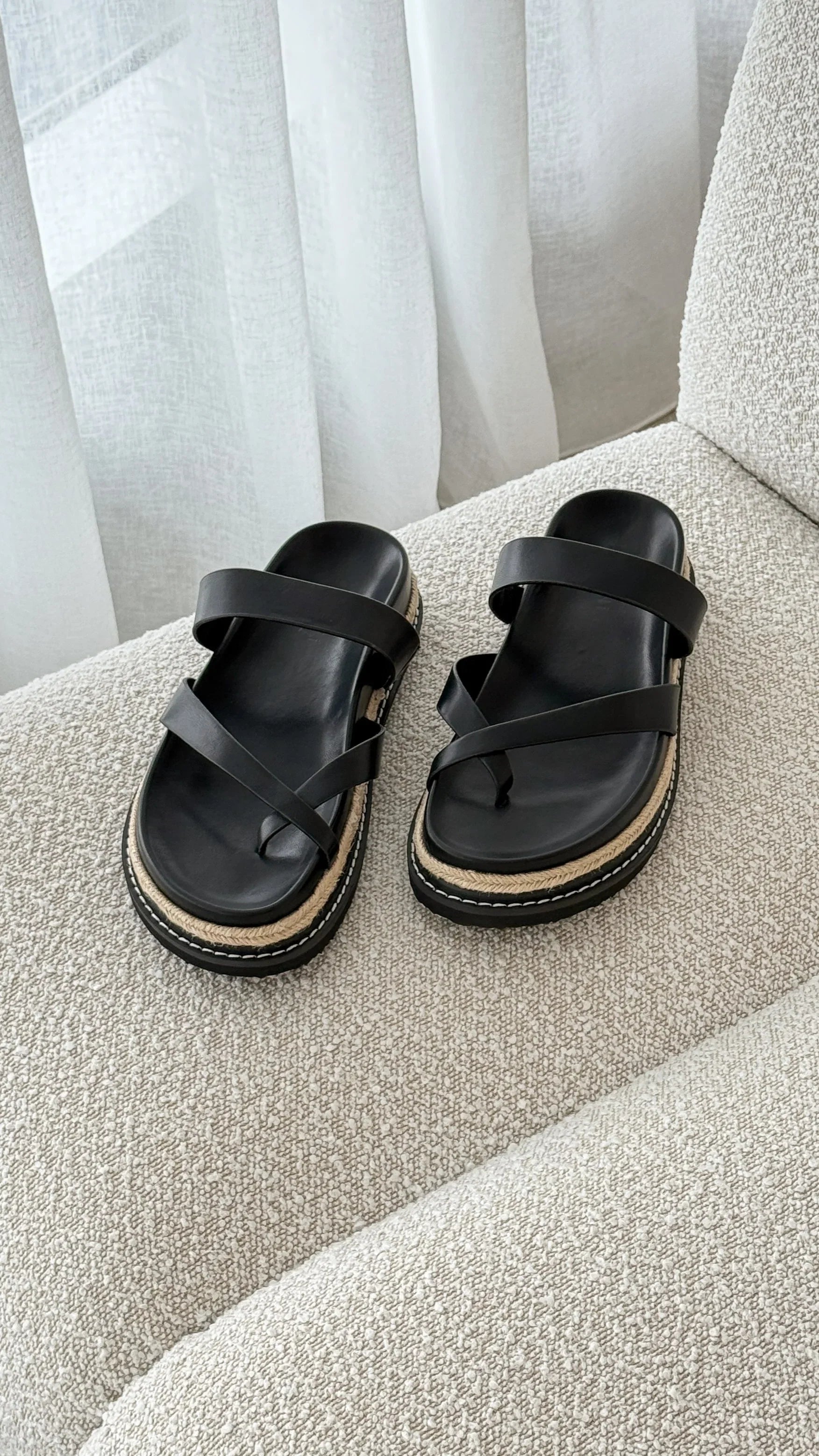 Amia Slide Black