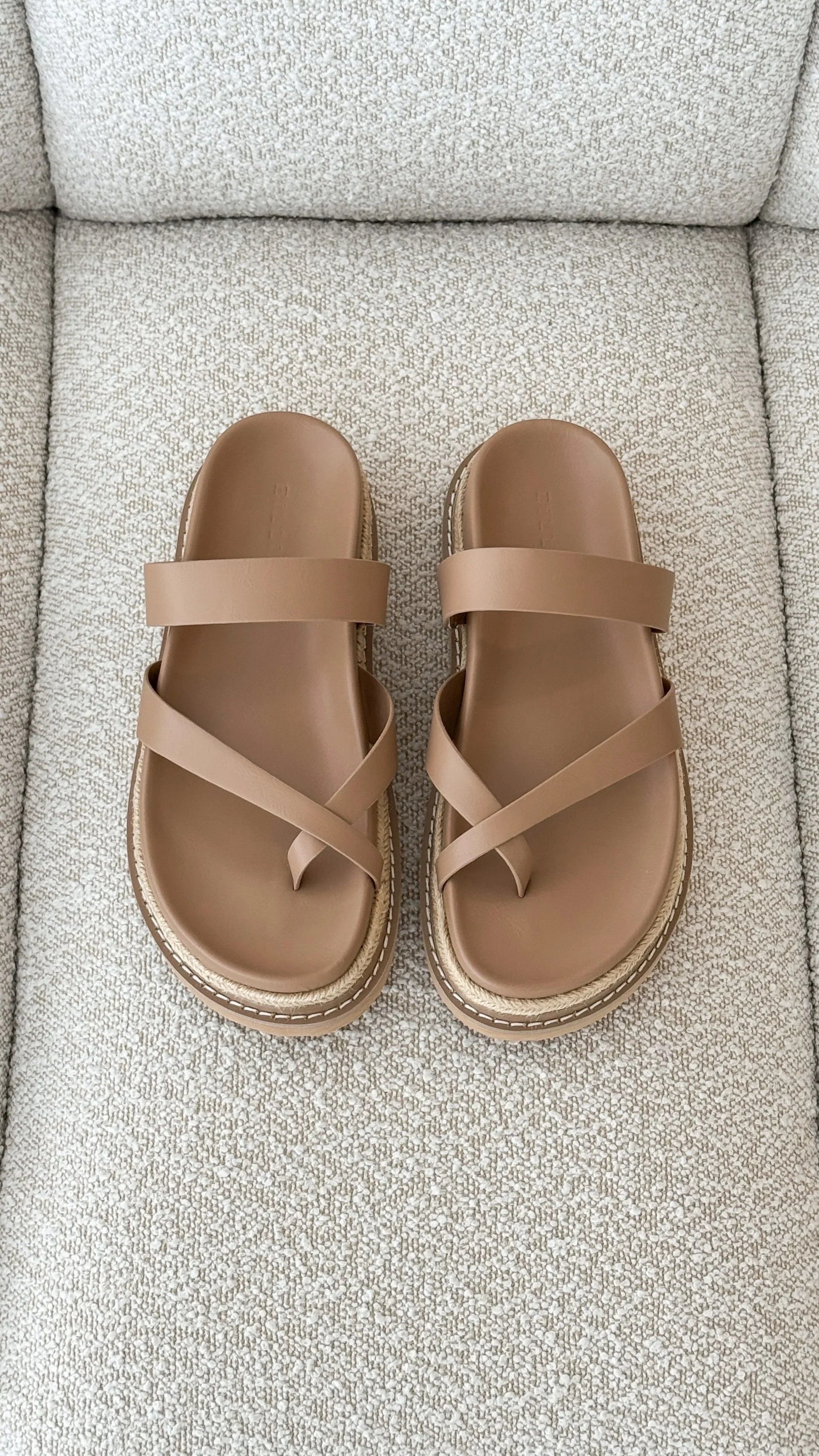 Amia Slide Light Cashew