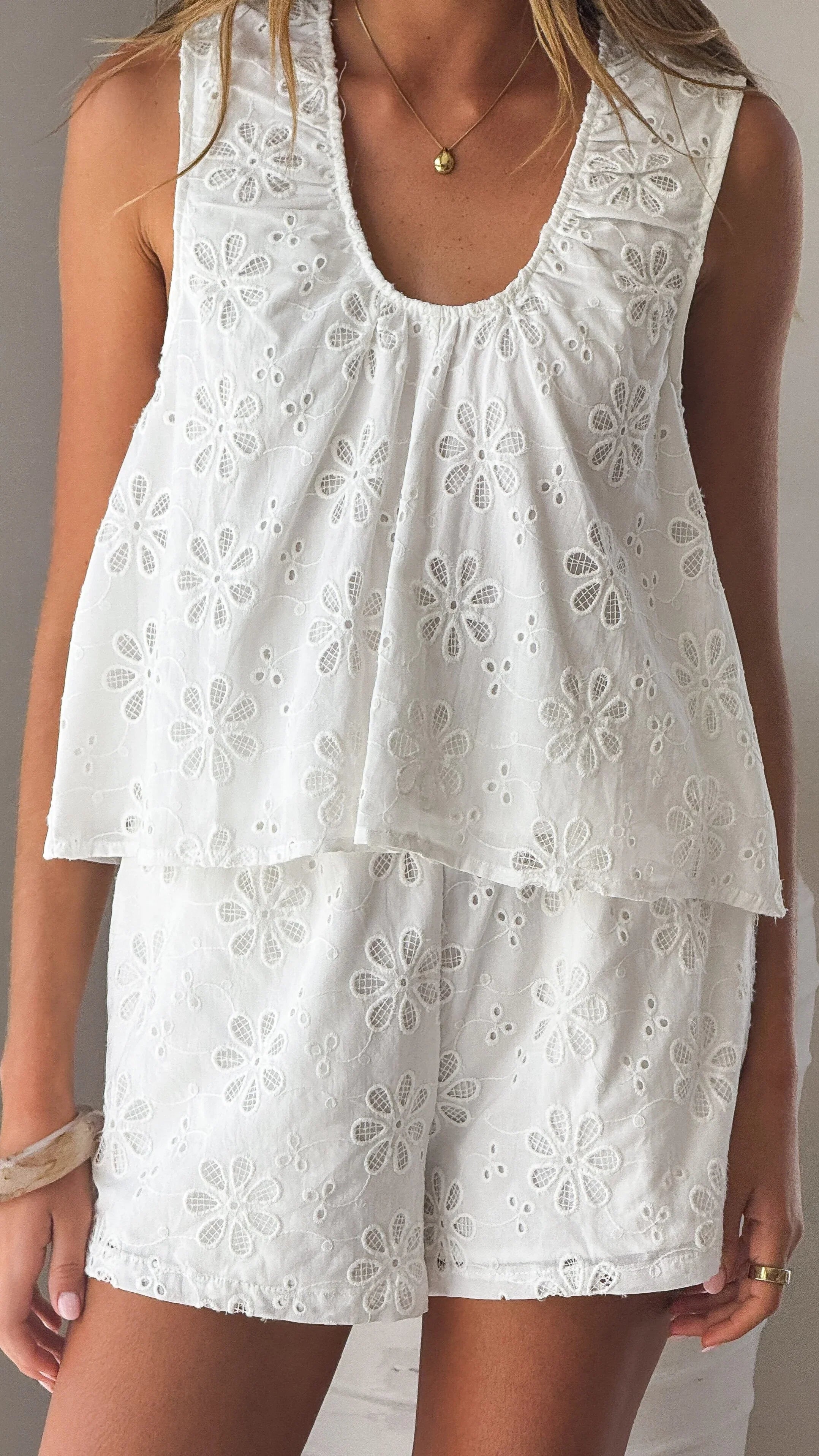 Vika Shorts White Flower Embroidery