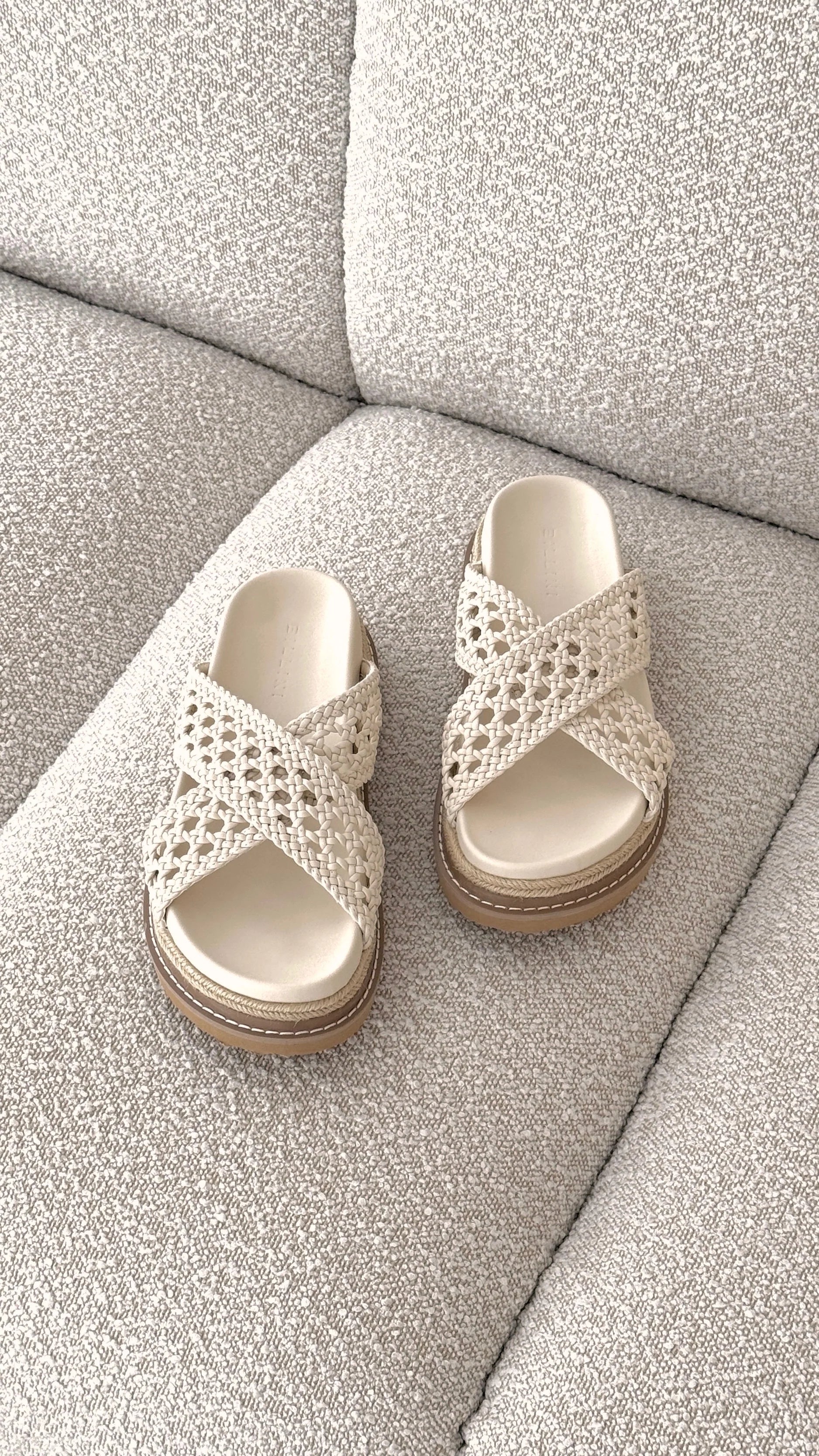 Atzi Slides Bone