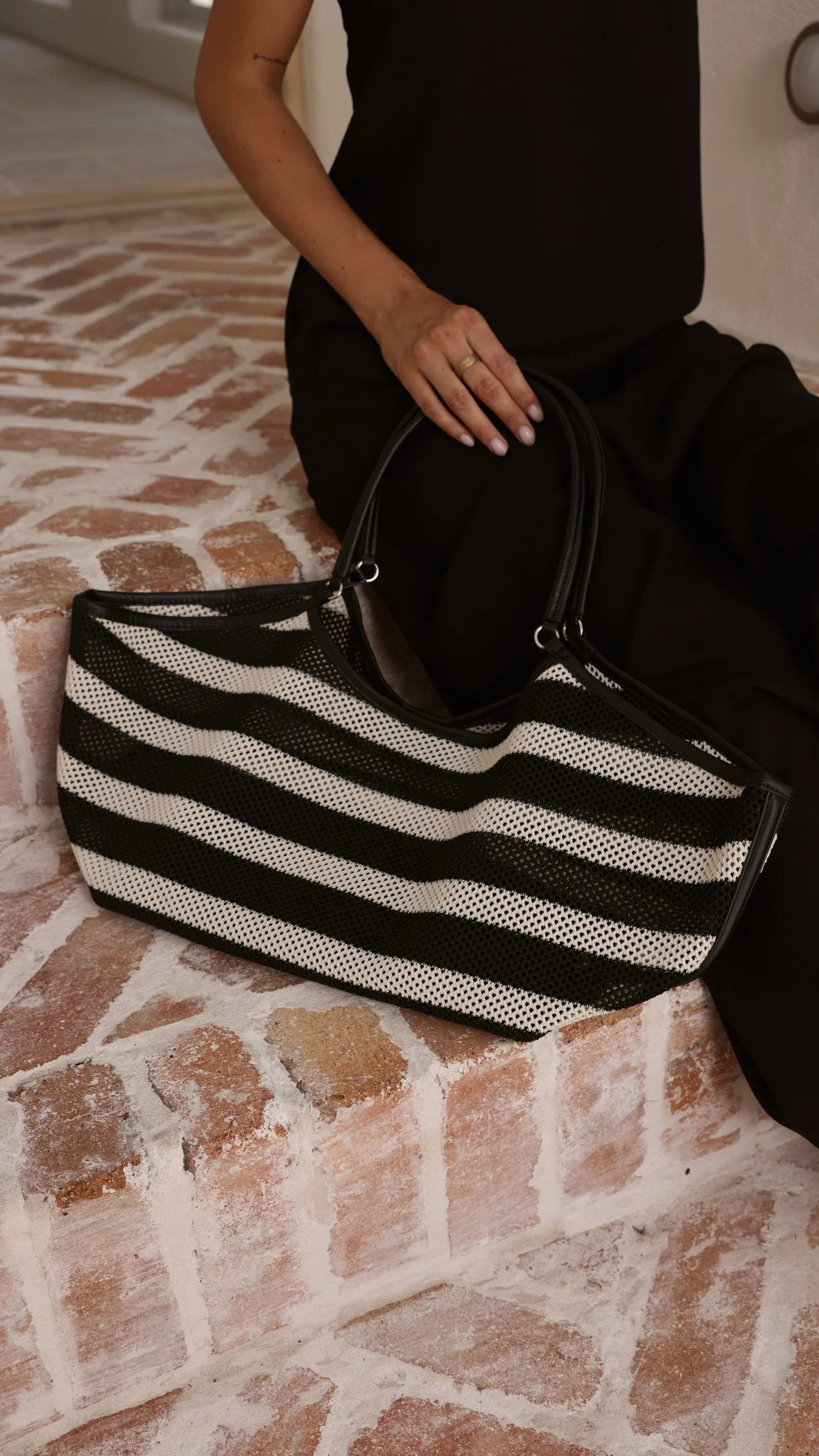 Sporty Weave Tote Black Natural